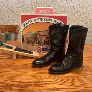 Gently worn Black Leather and Lizard Justin Boots made in Ft Worth, TX